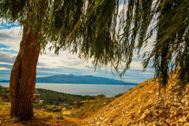 SARANDA, ALBANIA: Arnavutluk 'un Sarada kentinden Yunanistan' ın Korfu adasının güzel manzarası.
