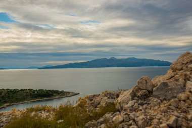 SARANDA, ALBANIA: Arnavutluk 'un Sarada kentinden Yunanistan' ın Korfu adasının güzel manzarası.