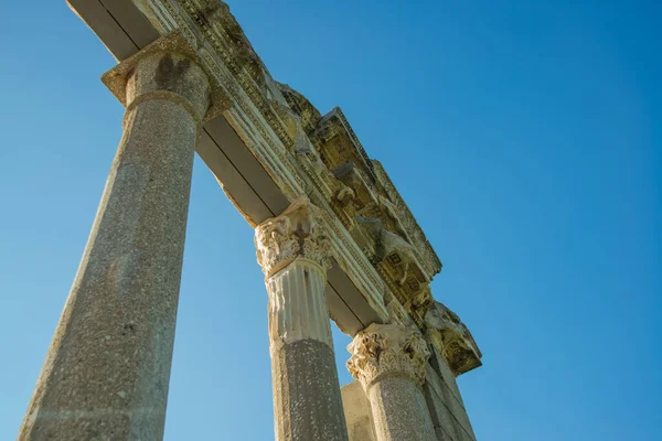 アポロニア アルバニア アルバニアのアポロニア市に白い柱を持つ古代ギリシャの寺院 紀元前6世紀に設立されたコリントギリシャの植民地 — ストック写真
