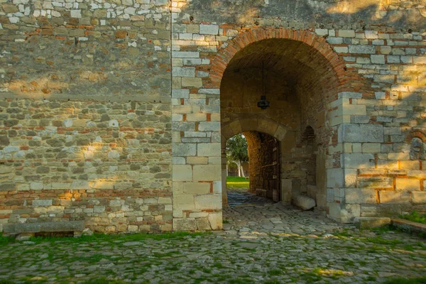 Απολωνια Αλβανια Αρχαίος Πέτρινος Τοίχος Και Είσοδος Στη Μονή Πογιάν — Φωτογραφία Αρχείου