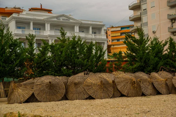 Saranda Albanien Palmenschirme Sind Strand Erhältlich Saranda Ist Eine Berühmte — Stockfoto