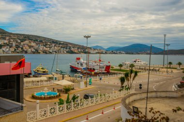 SARANDA, ALBANIA: Arnavutluk 'un Sanada kentindeki liman manzarası.
