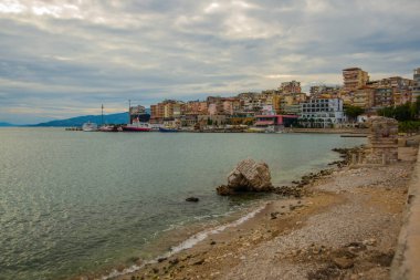 SARANDA, ALBANIA: Arnavutluk 'un Sarnada kenti ve Avrupa' daki plaj yakınlarındaki antik bir binanın kalıntıları.