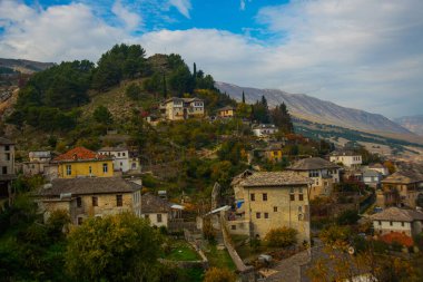 GJIROKASTRA, ALBANIA: güzel eski Cirokastra kasabasının üst görünümü. Arnavutluk Seyahat İpucu