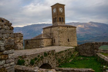 Cirokastra Şatosu 'ndaki eski saat kulesi GjIROKASTRA. UNESCO Dünya Mirası Alanı.