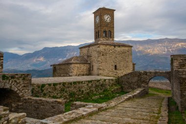 Cirokastra Şatosu 'ndaki eski saat kulesi GjIROKASTRA. UNESCO Dünya Mirası Alanı.