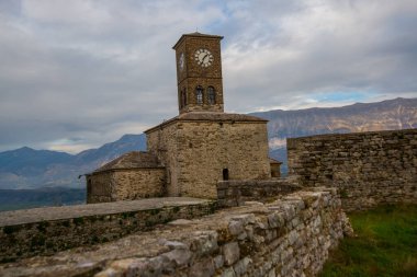Cirokastra Şatosu 'ndaki eski saat kulesi GjIROKASTRA. UNESCO Dünya Mirası Alanı.