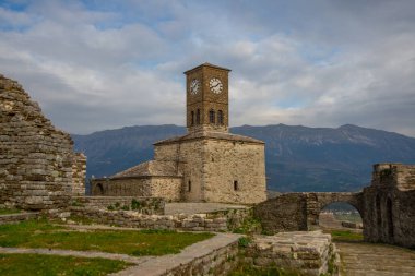 Cirokastra Şatosu 'ndaki eski saat kulesi GjIROKASTRA. UNESCO Dünya Mirası Alanı.