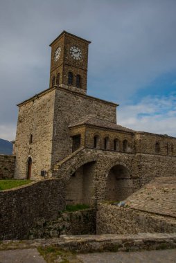 Cirokastra Şatosu 'ndaki eski saat kulesi GjIROKASTRA. UNESCO Dünya Mirası Alanı.