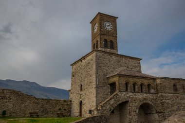 Cirokastra Şatosu 'ndaki eski saat kulesi GjIROKASTRA. UNESCO Dünya Mirası Alanı.