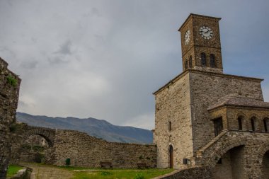Cirokastra Şatosu 'ndaki eski saat kulesi GjIROKASTRA. UNESCO Dünya Mirası Alanı.