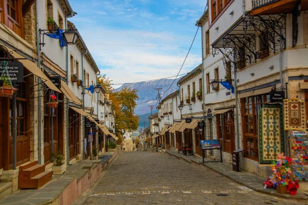 ジロカストラ アルバニア お土産屋さんのある通り 歴史都市中心部 オスマン建築 旧市街はユネスコ世界遺産に登録されている — ストック写真