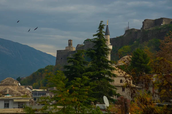 ジロカストラ アルバニア 歴史的な町の中心部にある古いモスクジロカスター ユネスコ世界遺産 ジロカストラ アルバニア — ストック写真