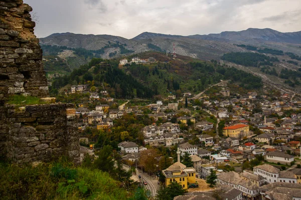 Gjirokastra Albania Miasto Gjirokastra Widok Góry Miasta Zamek Wskazówka Dla — Zdjęcie stockowe