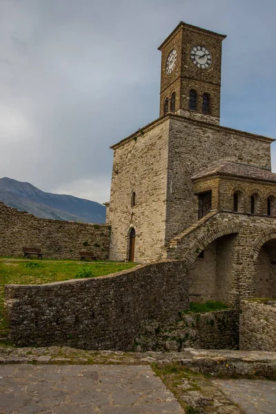 Cirokastra Şatosu 'ndaki eski saat kulesi GjIROKASTRA. UNESCO Dünya Mirası Alanı.