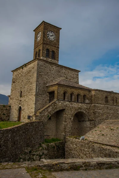 Cirokastra Şatosu 'ndaki eski saat kulesi GjIROKASTRA. UNESCO Dünya Mirası Alanı.