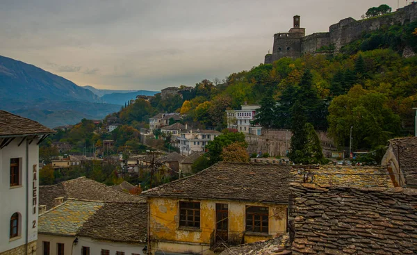 Gjirokastra Albania Krajobraz Starym Mieście Twierdza Gjirokastra Tle Góry Lista — Zdjęcie stockowe