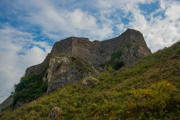 Gjirokastra Albania 在阴天观看Gjirokastra的古堡和城墙 教科文组织世界遗产场址 — 图库照片