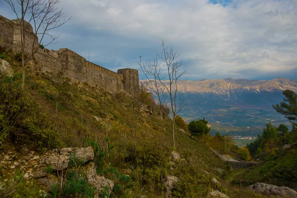 ジロカストラ アルバニア ジロカストラ市内の山の背景にある古いジロカストラ要塞の壁の風景 ユネスコ世界遺産 — ストック写真