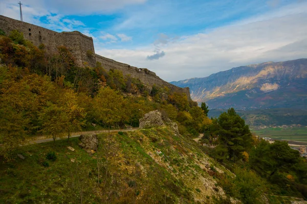 Gjirokastra Albania Landskap Den Gamla Gjirokastra Fästning Väggar Bakgrunden Berget — Stockfoto