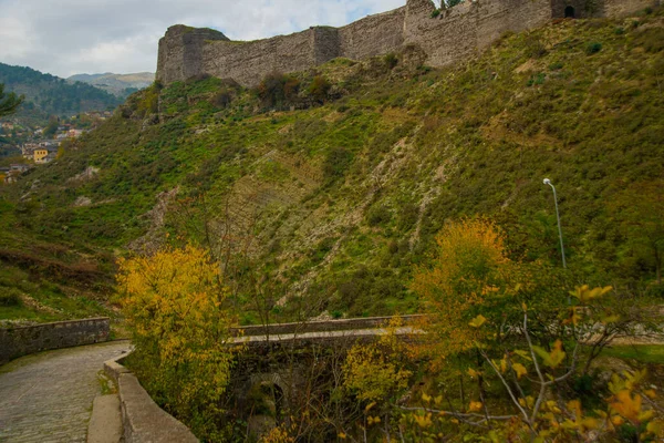 ジロカストラ アルバニア 曇りの日にジロカストラの古い要塞や壁のビュー ユネスコ世界遺産 — ストック写真