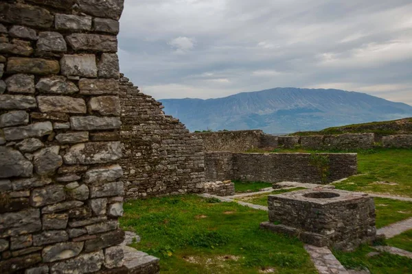 Gjirokastra Albania Antiguas Murallas Ruinas Una Fortaleza Fondo Una Montaña —  Fotos de Stock