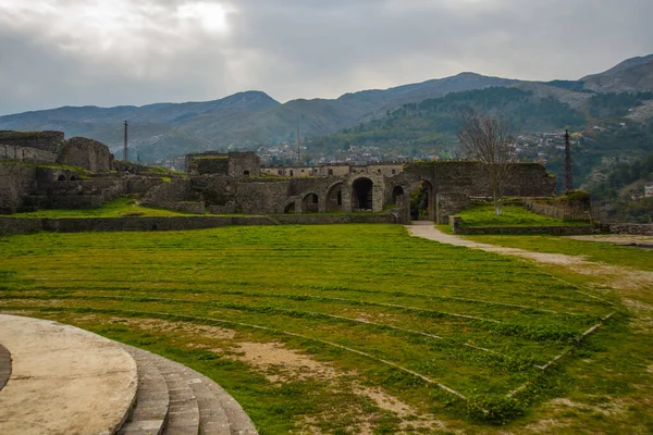 ジロカストラ アルバニア ジロカストラ市内の山の背景にある古い要塞と壁 ユネスコ世界遺産 — ストック写真