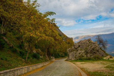 GjIROKASTRA, ALBANIA: bulutlu bir günde Cirokastra 'da dağ ve tepe manzaralı güzel bir manzara. UNESCO Dünya Mirası Alanı.