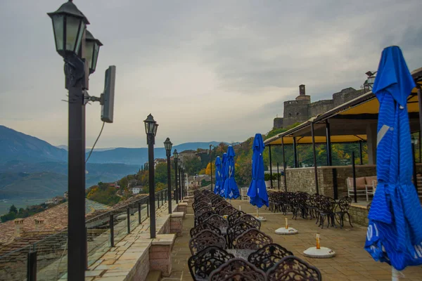 Gjirokastra アルバニア Gjirokastraの街のレストランテラスからの美しい景色 旅行のヒントアルバニア — ストック写真