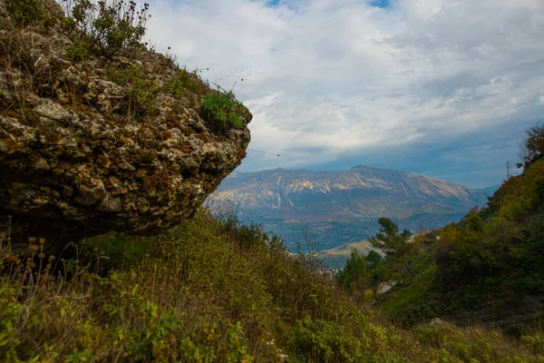 ジロカストラ アルバニア 曇りの日にジロカストラで山や丘の景色を望む美しい風景 ユネスコ世界遺産 — ストック写真