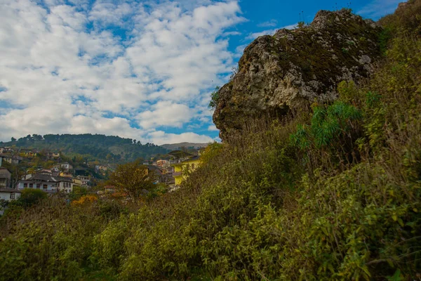 Gjirokastra Albania Krásná Krajina Výhledem Hory Kopce Gjirokastře Oblačného Dne — Stock fotografie
