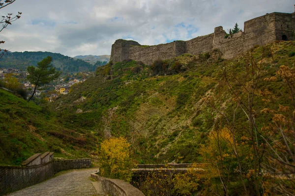 Gjirokastra Albania Vista Antigua Fortaleza Murallas Gjirokastra Día Nublado Patrimonio —  Fotos de Stock