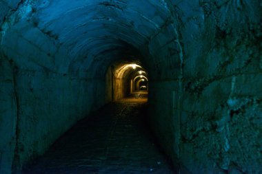 GjIROKASTRA, ALBANIA: Arnavutluk 'un Cirokastra kentindeki kayada uzun bir tünel. UNESCO Dünya Mirası Alanı