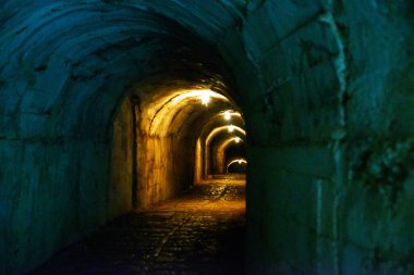 GjIROKASTRA, ALBANIA: Arnavutluk 'un Cirokastra kentindeki kayada uzun bir tünel. UNESCO Dünya Mirası Alanı