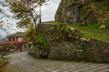 GjIROKASTRA, ALBANIA: Bulutlu bir günde Cirokastra 'daki eski kale ve duvarların manzarası. UNESCO Dünya Mirası Alanı.