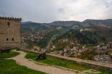 GJIROKASTRA, ALBANIA: Cirokastra Kalesi gözlem güvertesi eski kasaba görüntüsü. UNESCO Dünya Mirası Alanı.