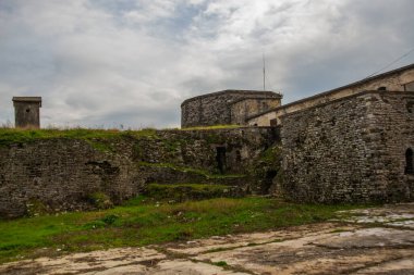 GjIROKASTRA, ALBANIA: Bulutlu bir günde Cirokastra 'daki eski kale ve duvarların manzarası. UNESCO Dünya Mirası Alanı.