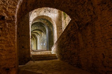 Cirokastra Kalesi 'nin eski kemerli girişleri, GjIROKASTRA, ALBANIA: UNESCO Dünya Mirası Alanı.