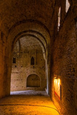 Cirokastra Kalesi 'nin eski kemerli girişleri, GjIROKASTRA, ALBANIA: UNESCO Dünya Mirası Alanı.