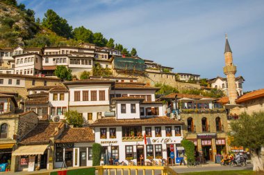 Berat 'taki pencerelerin ayrıntıları, ayrıca binlerce pencereli şehir olarak da adlandırılır. UNESCO Dünya Mirası Alanı.