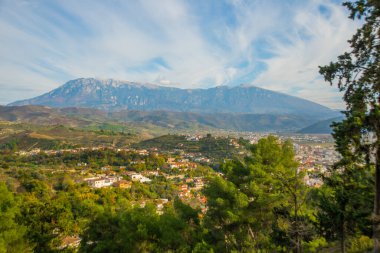 BERAT, ALBANIA: Arnavutluk 'un Berat kentinde dağ manzaralı güzel manzara.