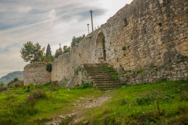 Berat, ALBANIA: manzaralı eski Berat Kalesi ve kale duvarları. UNESCO Dünya Mirası Alanı.
