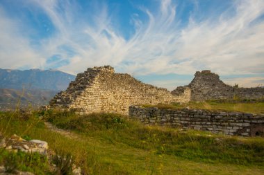 Berat, Arnavutluk 'un Berat şatosundan dağ manzarası. UNESCO Dünya Mirası Alanı.