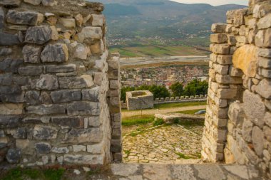 BERAT, ALBANIA: eski Berat Kalesi manzara. UNESCO Dünya Mirası Alanı.
