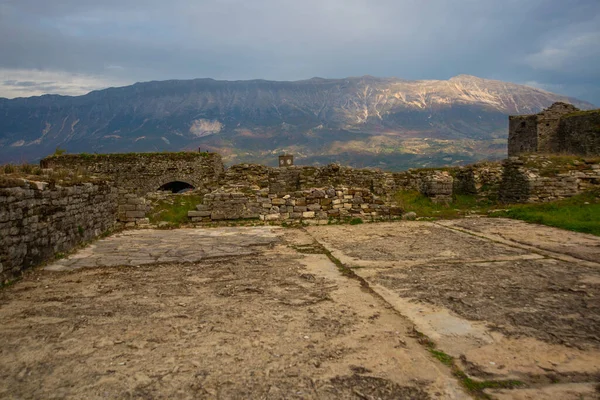 ジロカストラ アルバニア ジロカストラ市内の山の背景にある要塞の古い壁や遺跡 ユネスコ世界遺産 — ストック写真