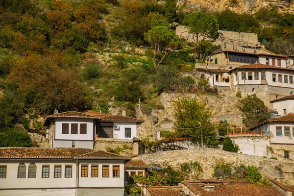 Berat Albania 1000個の窓の街とも呼ばれるBeratの窓の詳細 ユネスコ世界遺産 — ストック写真