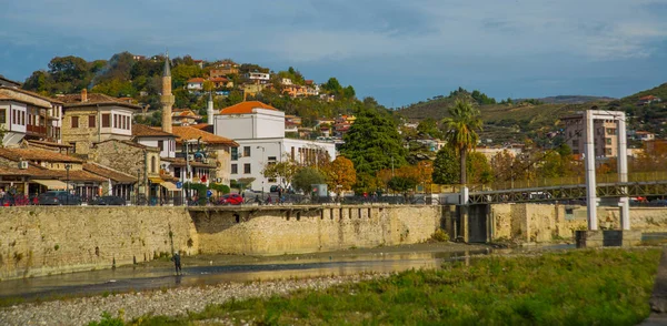 Berat Albânia Ponte Pedonal Sobre Rio Osum Cidade Velha Berat — Fotografia de Stock