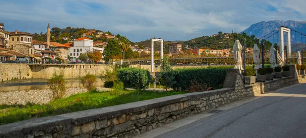 Berat Albânia Ponte Pedonal Sobre Rio Osum Cidade Velha Berat — Fotografia de Stock