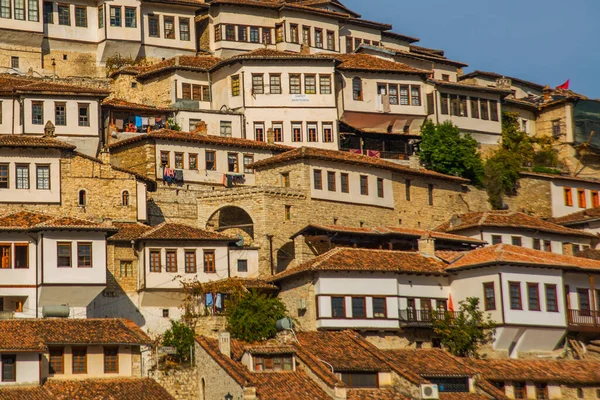 Berat Albania 1000個の窓の街とも呼ばれるBeratの窓の詳細 ユネスコ世界遺産 — ストック写真