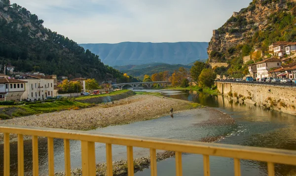 Berat Albania Most Dla Pieszych Przez Rzekę Osum Starym Mieście — Zdjęcie stockowe